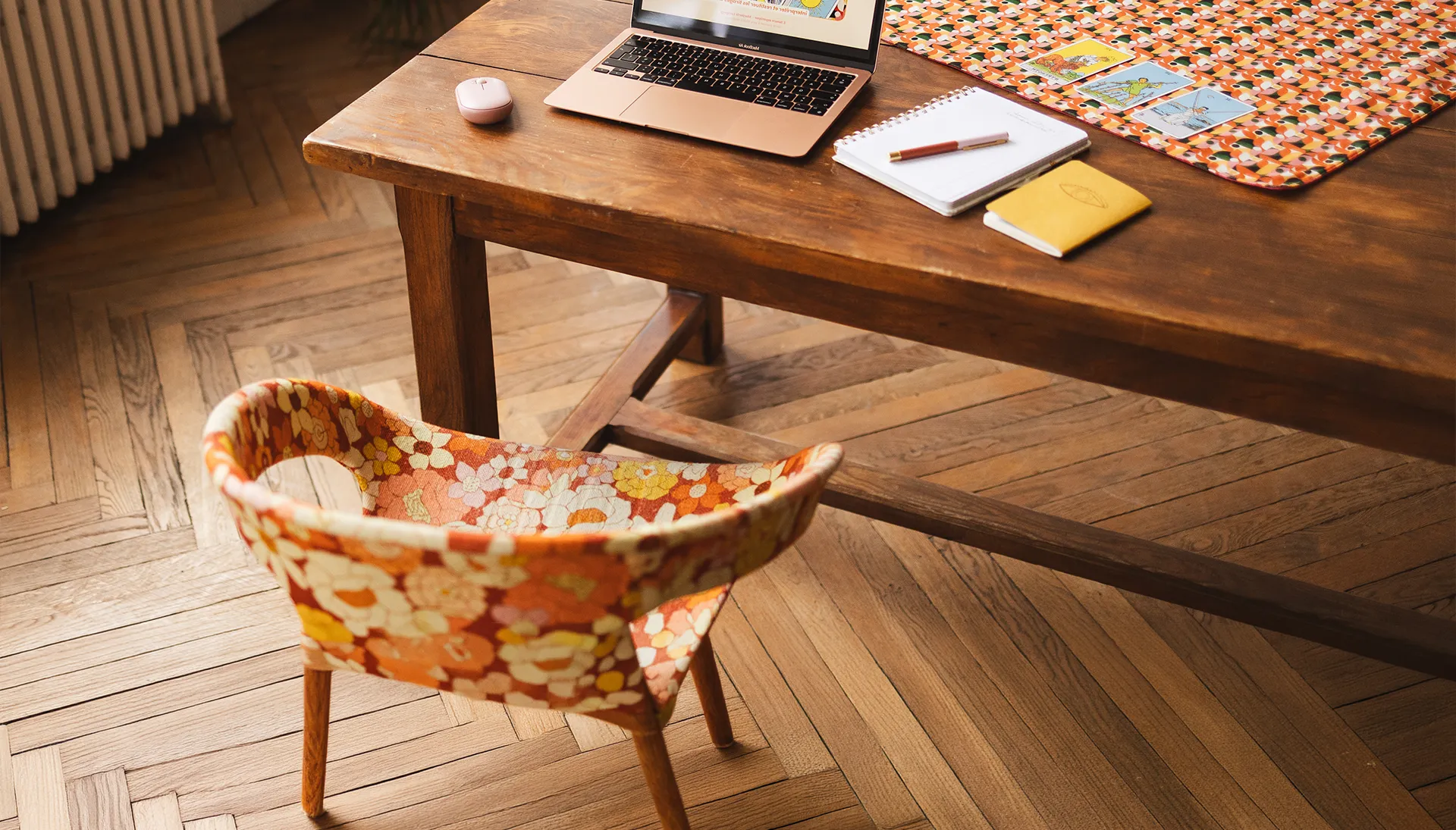 Bureau de travail avec chaise rétro dans le cabinet de tarot