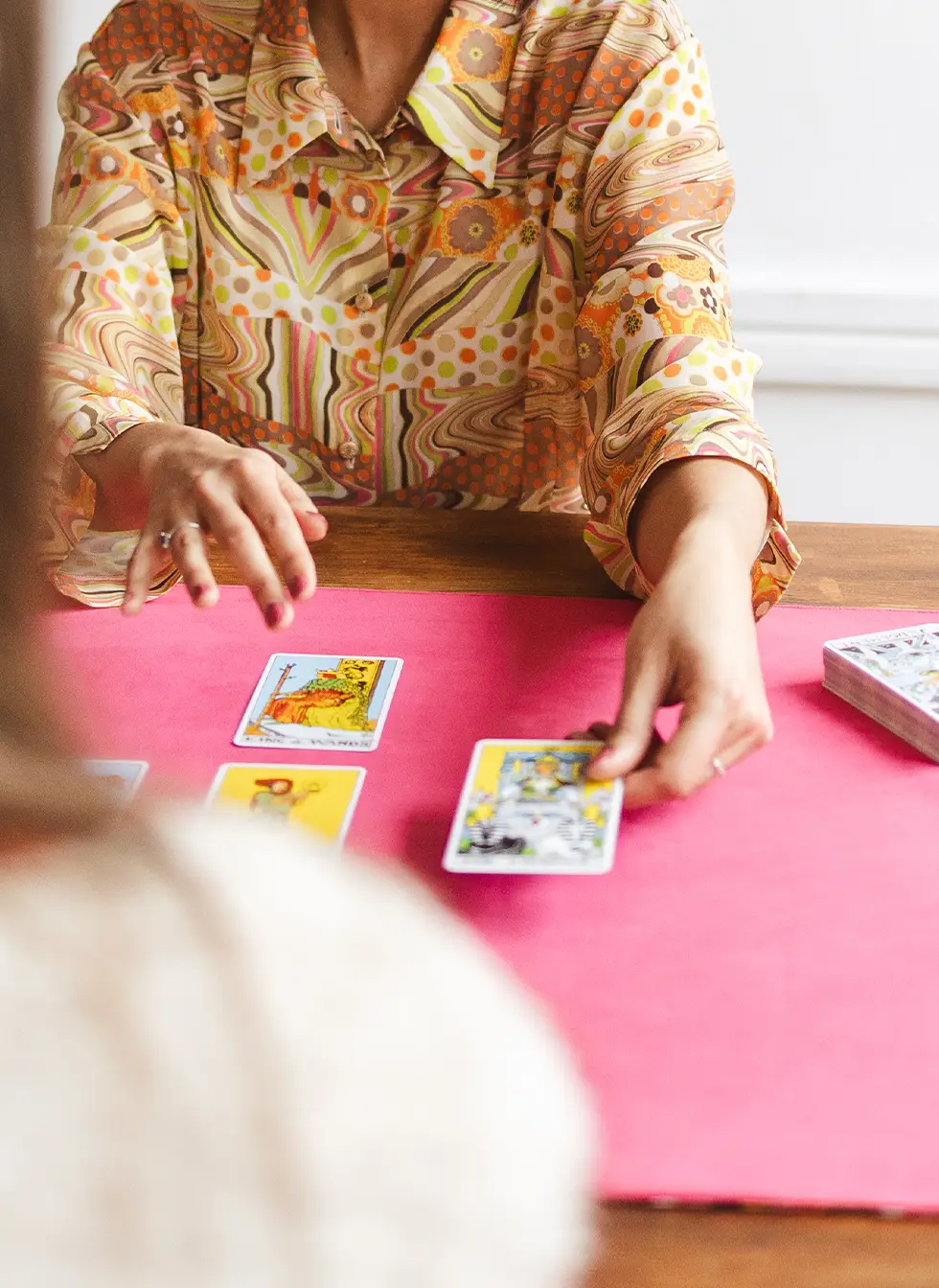 Main montrant une carte de tarot pendant une consultation