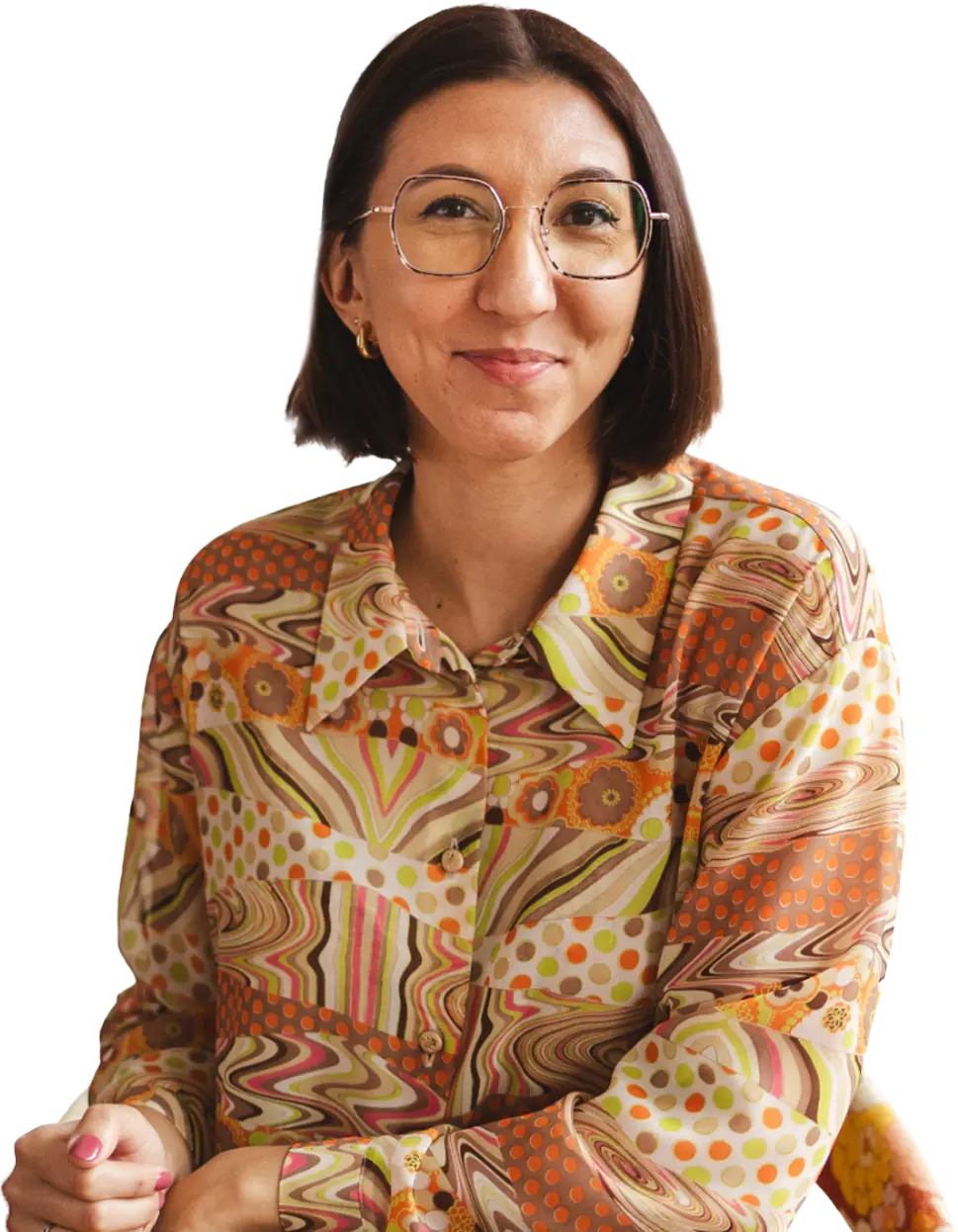 Marjorie souriante face caméra avec une blouse rétro